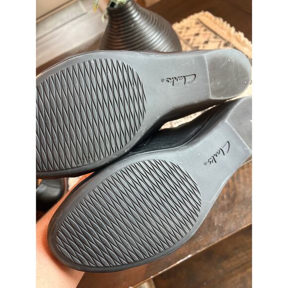 Clarks women’s size 11 black slip on shoes - Picture 3 of 4